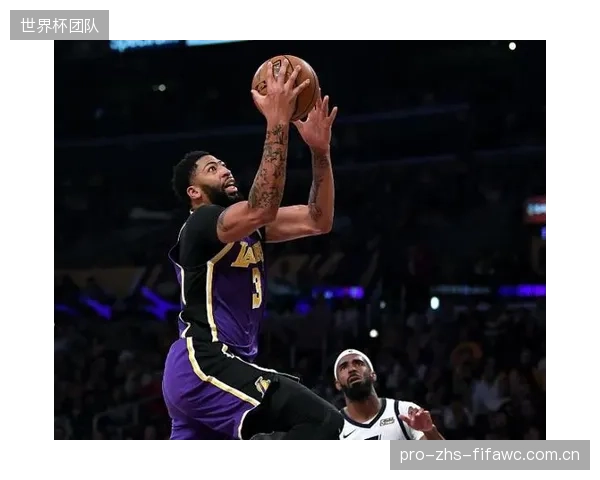 怀特塞德成首位外籍DPOY，其护筐能力构建上海队内线禁飞区。